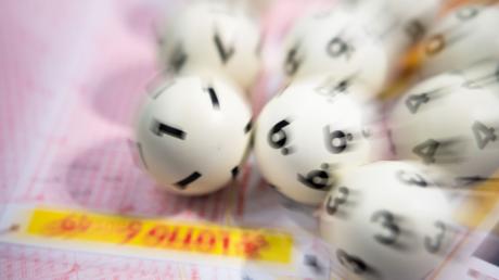 Ein Lotto-Spieler aus Oberbayern hat fast 1,5 Millionen Euro gewonnen.