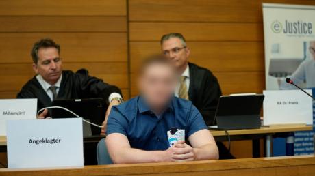 Der Angeklagte sitzt auf der Bank im Landgericht Traunstein.