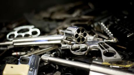 Diverse Waffen liegen in einem Behälter für Waffenstahl im Bayerischen Landeskriminalamt.