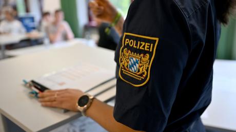 Kandidaten für den Mittleren Dienst bei der Bayerischen Polizei nehmen, im Rahmen eines zweitägigen Auswahlverfahrens, an verschiedenen Tests teil.