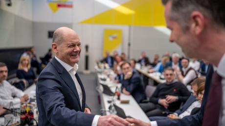 Bundeskanzler Olaf Scholz (SPD, l), wird von Christian Dürr, Fraktionsvorsitzender der FDP, bei seinem Besuch in der FDP Fraktionssitzung begrüßt.