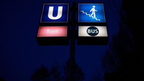 Ein Schild mit den Piktogramm der U-Bahn, der Tram und der Bus-Linien steht an einer Haltestelle.