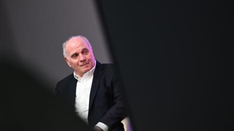 Der Ehrenpräsident des FC Bayern Uli Hoeneß verfolgt die Eröffnung einer Sonderausstellung anlässlich des 80.Geburtstags des ehemaligen Torwarts Sepp Maier im FC Bayern Museum in der Allianz Arena.