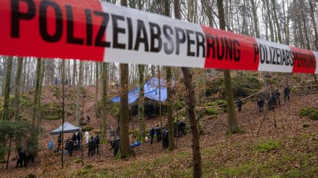Polizisten suchen ein Gebiet im Wald ab, in dem zuvor Knochen der vermissten Sonja Engelbrecht in einer Felsspalte gefunden worden waren.