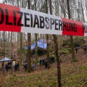 Polizisten suchen ein Gebiet im Wald ab, in dem zuvor Knochen der vermissten Sonja Engelbrecht in einer Felsspalte gefunden worden waren.
