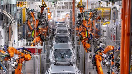 Roboter von ABB arbeiten an der Karosserie von verschiedenen BMW-Modellen im BMW-Stammwerk.