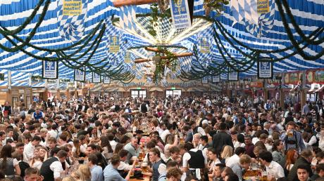 Tausende Gäste haben 2023 beim Start des Frühlingsfests auf der Theresienwiese mitgefeiert. Wir haben alle Infos zum 58. Frühlingsfest in München 2024, das im April und Mai stattfindet.