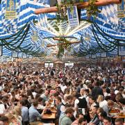 Tausende Gäste haben 2023 beim Start des Frühlingsfests auf der Theresienwiese mitgefeiert. Wir haben alle Infos zum 58. Frühlingsfest in München 2024, das im April und Mai stattfindet.
