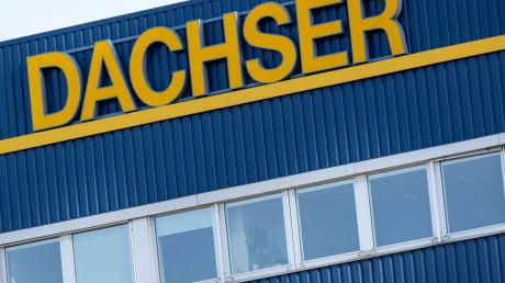 Der Schriftzug «Dachser» ist auf dem Dach der Dachser Group SE & Co. KG angebracht.