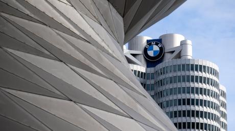 Das BMW-Logo von an der Münchner Firmenzentrale.
