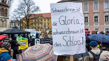 Ein Schild mit der Aufschrift «Schwarzbraun ist die Gloria, schwarzbraun ist das Schloss!»