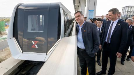 Markus Söder (l, CSU), Ministerpräsident von Bayern, besucht die Xinzhuluqiao Machinery Ltd. in Chengdu.