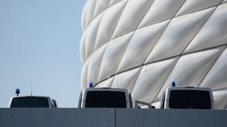 Fahrzeuge der Polizei stehen vor einem Champions-League-Spiel des FC Bayern München an der Allianz Arena in München.