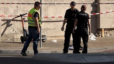 Polizisten stehen in der Nähe des Tatorts. Ein 28-Jähriger ist nach einer Auseinandersetzung in Würzburg gestorben und zwei weitere Männer sind schwer verletzt worden.