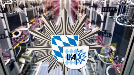 Das Logo vom bayerischen Landeskriminalamt ist an der Tür zu einem Serverraum in einem Rechenzentrum der Behörde zu sehen.