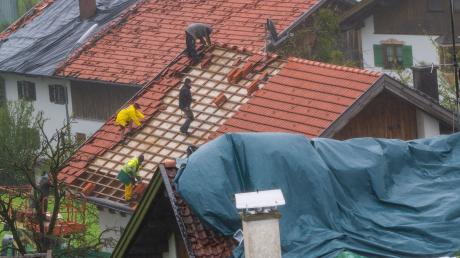 Zerstörte Dächer in der oberbayerischen Gemeinde Bad Bayersoien nach dem Hagelsturm am 26. August.
