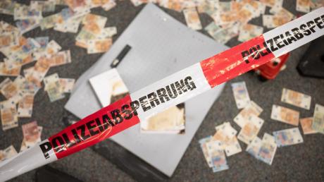Immer wieder versuchen sich Kriminelle an Geldautomaten (im Bild Musterbanknoten  vor einem zu Testzwecken gesprengten Geldautomat). Im März scheiterten die sie in Königsbrunn.