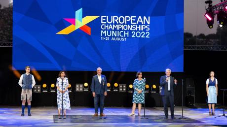 Marion Schöne (l-r), Joachim Herrmann, Juliane Seifert und Dieter Reiter stehen bei der Eröffnung der European Championships 2022 auf der Bühne.