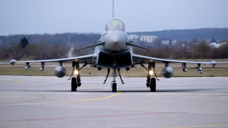 Ein Eurofighter startet während des Verabschiedungsappells für die NATO-Mission «Verstärkung Air Policing Baltikum» am Fliegerhorst.