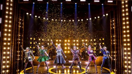 Sechs Frauen stehen im britischen Pop-Musical «Six» auf der Bühne.