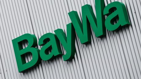 Ein grüner BayWa-Schriftzug hängt am Technik-Zentrum der BayWa AG.
