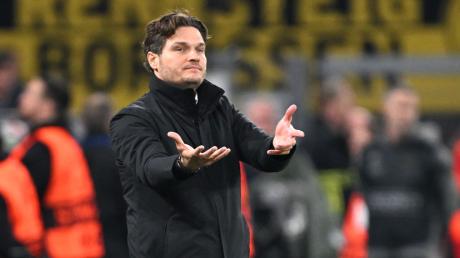 Dortmunds Trainer Edin Terzic gibt Anweisungen an der Seitenlinie.