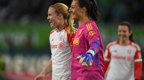 Münchens Spielerinnen Glódís Perla Viggósdóttir (l) und Torhüterin Maria Luisa Grohs freuen sich nach dem Schlusspfiff.