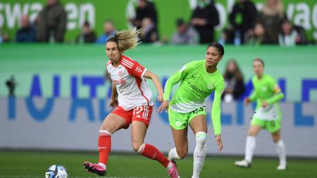 Wolfsburgs Sveindis Jonsdottir (r) und Münchens Katharina Elisa Naschenweng kämpfen um den Ball.