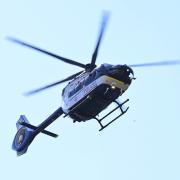 Über Kühbach kreist am Dienstagabend ein Hubschrauber, der auf der Suche nach einer vermissten 82-Jährigen ist.