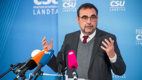 Klaus Holetschek (CSU), CSU-Fraktionsvorsitzender im Landtag, spricht bei einer Pressekonferenz.