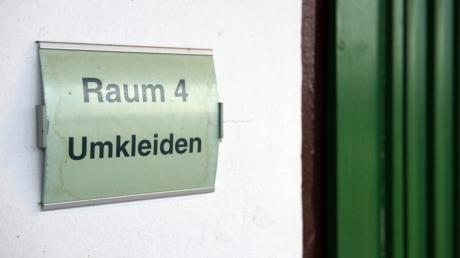 «Raum 4 - Umkleiden» steht auf einem Schild an einem Sportplatz.