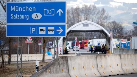 Bundespolizisten kontrollieren an der Autobahn 93 (A93) am Grenzübergang Kiefersfelden Reisende bei der Einreise von Österreich nach Deutschland.