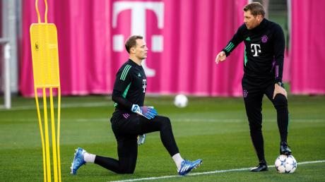 Torwarttrainer Michael Rechner (r) spricht mit Torwart Manuel Neuer vom FC Bayern München.