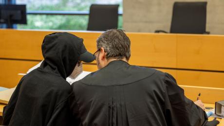 Eine der beiden Angeklagten (31, l) unterhält sich mit ihrem Rechtsanwalt Hans-Jochen Schrepfer im Sitzungssaal im Landgerichts.