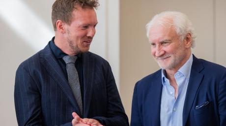 Sportdirektor Rudi Völler (r) und Bundestrainer Julian Nagelsmann lächeln.
