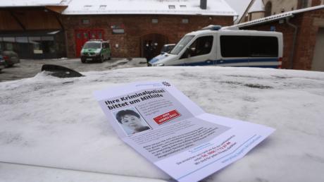 Ein Flugblatt, auf dem die Bevölkerung um Hinweise auf einen Mordfall in Karlstadt gebeten wird.