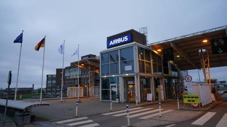 Das Haupttor des Airbus-Werks in Hamburg-Finkenwerder.
