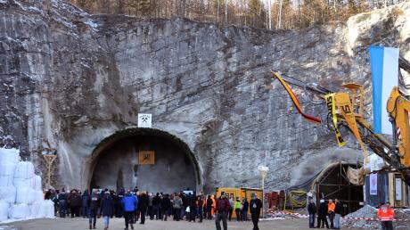 Arbeiter und Gäste stehen nach dem offiziellen Tunnelanschlag vor dem zukünftigen Nordportal des Kramertunnels.