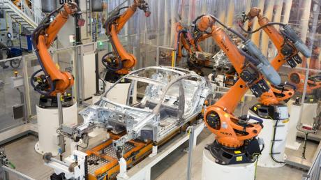 eile eines Volkswagens werden im Karosseriewerk im Volkswagen Werk Emden von Kuka-Robotern zusammengefügt.