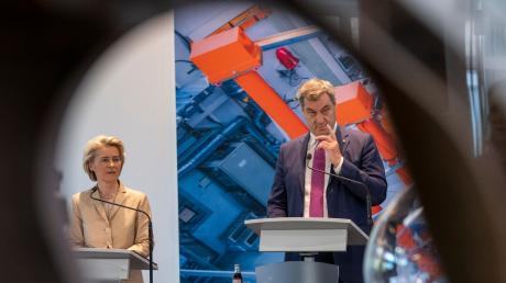 Ursula von der Leyen (CDU), Präsidentin der Europäischen Kommission, und Markus Söder, (CSU) Ministerpräsident von Bayern, geben nach ihrer Besichtigung der Forschungsanlage ASDEX Upgrade am Max-Planck-Institut für Plasmaphysik (IPP) in Garching bei München eine Pressekonferenz.
