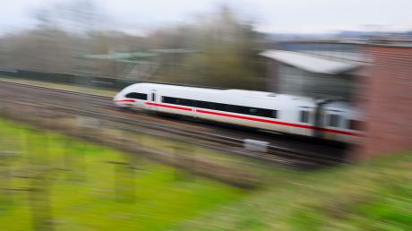 Ein ICE fährt auf einer Bahntrasse. (zu dpa: «ICE in Thüringen liegengeblieben - 450 Menschen betroffen»)