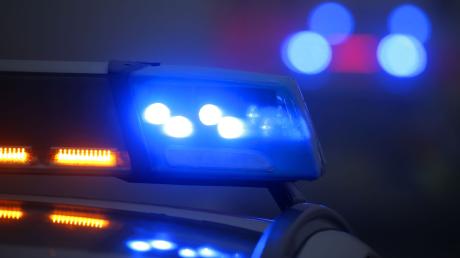 Ein eingeschaltetes Blaulicht leuchtet auf einer Polizeistreife.