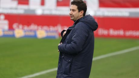 Argirios Giannikis, Trainer des TSV 1860 München, steht am Spielfeldrand.