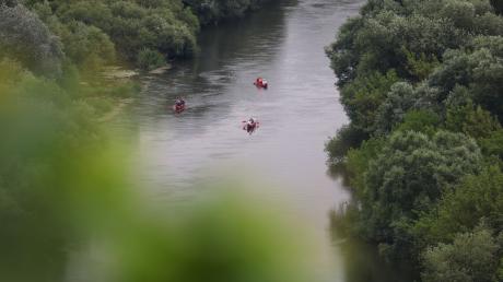 Kanufahrer sind auf einem Fluss in Unterfranken unterwegs.