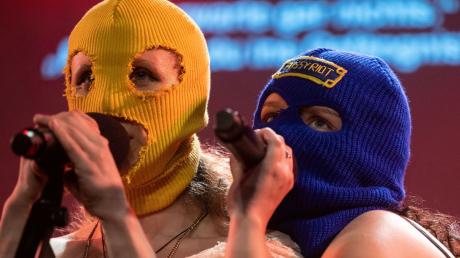 Maria Aljochina (r) und Olga Borisova nehmen an einem Konzert der russischen Punkgruppe Pussy Riot im Rahmen der «Riot Days 2022» teil.