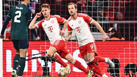 Bayerns Joshua Kimmich (M) jubelt nach seinem 1:0 Führungstreffer mit Bayerns Harry Kane (r).
