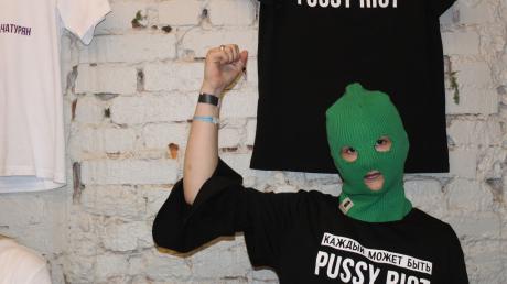 Ein Mitglied der russischen Punkrock-Band Pussy trägt ein T-Shirt mit dem Ausdruck "Everyone can be Pussy Riot".