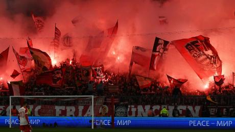 Fans von Bayern München entzünden vor Spielbeginn Pyrotechnik.