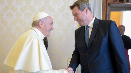 01.06.2018, Vatikan Vatikanstadt: Papst Franziskus begrüßt Markus Söder (CSU), Ministerpräsident von Bayern im Vatikan.