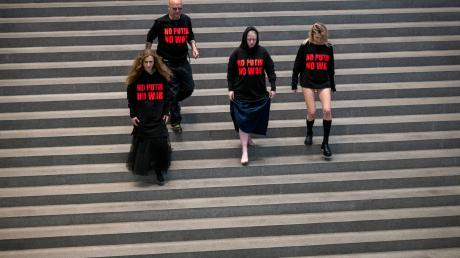 Drei Mitglieder der russischen Band Pussy Riot treten im Rahmen der Flatz-Retrospektive in der Pinakothek auf.